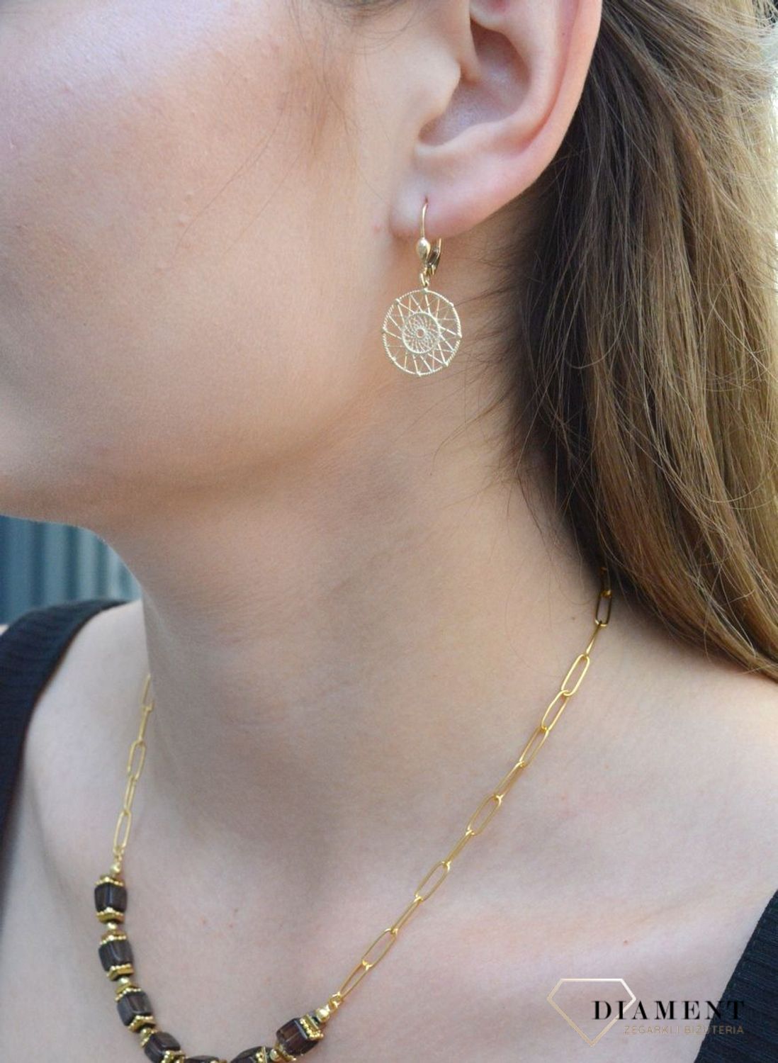 Złote kolczyki 333 ażurowe kółko KL 11048 333. Eleganckie, złote kolczyki 333 ażurowe kółka. Kolczyki zostały wykonane z żółtego złota próby 333 o wadze około 2,11 g oraz długości około 3 cm. Ich kształt jest uniwersalny..jpg